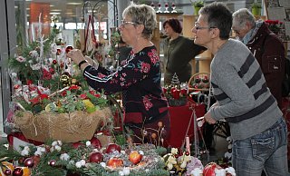 Floristen aus Hofgeismar: "Das alles hat in ein Auto gepasst", sagen Steluta Knauf (v. l.) und Freundin Elke Hennings und bauen ihren bunten Stand auf. - Dieter Scholz