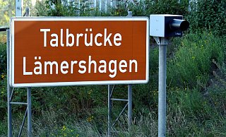 Der Blitzer auf der Autobahn 2 am Bielefelder Berg ist deutschlandweit bekannt, weil er sehr einträglich ist. - Christian Weische (Archiv)