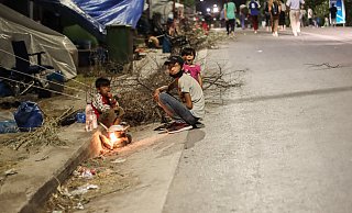 Flüchtlingskinder nach dem Feuer in Moria. - picture alliance / NurPhoto