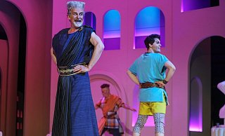 Dirk Audehm (l.) und Jonas Hein in der Bielefelder Musical-Inszenierung „Die spinnen, die Römer“. - Sarah Jonek
