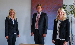 Verena Willeke, Marc Brüning und Sandra Börger-Fischer erhalten ihre Ernennungsurkunden. - Andreas Zobe