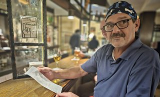 Roland Schlacher, Chef vom Theotmalli in Detmold, hat die Preise bereits vor zwei Wochen etwas angehoben. Er findet, die Branche jammert insgesamt zu viel. - Janet König