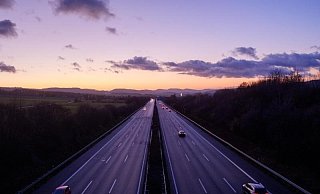 Autobahn 2 bei Auetal in Niedersachsen. Auf der Strecke zwischen Berlin und Hannover ist ein Raser mit 417 Stundenkilometern unterwegs gewesen. - Foto: Ole Spata/dpa