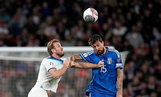 Englands Harry Kane (l) im Zweikampf mit Italiens Francesco Acerbi. - Kirsty Wigglesworth/AP/dpa