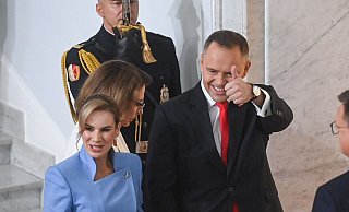 Polens neuer Präsident Karol Nawrocki, hier im Bild mit seiner Frau Marta, hat den Amtseid abgelegt. (Foto aktuell) - Piotr Nowak/PAP/dpa