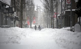 Schnee türmt sich am Montag in der Eschstraße. Welche Räumpflichten haben die Bürger? - www.gerald-dunkel.de