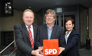 Der SPD-Stadtverbandsvorsitzende Torsten Kuhlmann (l.) und die Fraktionsvorsitzende Dorothee Brandt hatten im Oktober 2019 Udo Högemeier als Bürgermeister-Kandidat der SPD Rahden vorgestellt. Nun stehen alle drei vor neuen Funktionen. - Joern Spreen-Ledebur