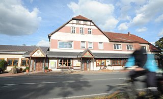 Der Steller Ulmenhof schließt im Dezember seine Pforten. Die Traditions-Kneipe soll zu einer Tagespflege mit Wohngruppe umgebaut werden. Die Ulmen sind gefällt. - Joern Spreen-Ledebur