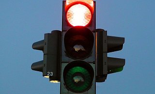 Über eine Ampel an der Ausfahrt Porta Westfalica ärgern sich besonders Pendler. - (Symbolbild): Pixabay