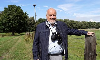Mit Fernglas: Bürgermeister Rüdiger Meier an seinem Lieblingsort in der Gemeinde, am Storchennest in Südlengern. - Niklas Krämer