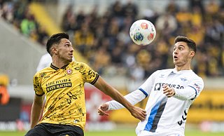 Paderborns Angreifer Stefano Marino (rechts) kam erst in der Schlussphase ins Spiel. Hier gewinnt er ein Kopfballduell gegen Dresdens Claudio Kammerknecht. - picture alliance / Foto Huebner