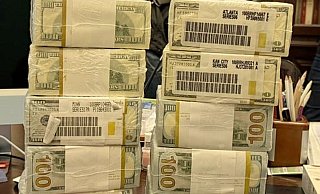 Druckfrische originalverpackte Dollar-Bündel werden in der Ukraine für Schmiergeldzahlungen verwendet. - -/Nationales Antikorruptionsbüro der Ukraine/Spezialisierte Antikorruptionsstaatsanwaltschaft der Ukraine/dpa
