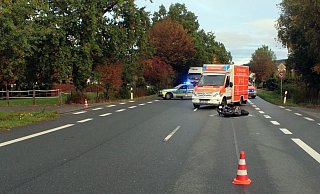 Die Fahrerin des Motorrades wurde bei dem Unfall schwer verletzt. - Polizei Minden-Lübbecke