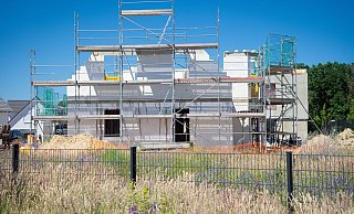 Die Wohnfläche pro Kopf in Deutschland ist in den vergangenen Jahren weiter gestiegen. Gerade auf dem Land, aber auch in vielen teuren Großstädten. (Archivbild). - Foto: Soeren Stache/dpa-Zentralbild/dpa