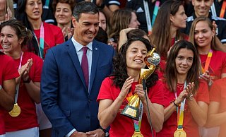 Spaniens Kapitänin Ivana Andrés mit dem WM-Pokal. - Manu Fernandez/AP/dpa