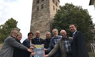 Chef-Beleuchter Bernd Behling (v. l.), Organisatorin Birgit Ischen, Unterstützerin Ulrike Czorny, Sponsor Matthias Müller (Volksbank Höxter), Pfarrer Ansgar Heckeroth, Musiker Josef Fuhrmann (Gruppe Gegenwind), Beleuchter Helmut Struck und Bürgermeister Carsten Torke. - Burkhard Battran