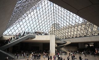 Das Alarmsystem im Louvre hat während des spektakulären Einbruchs funktioniert (Archivbild). - Thibault Camus/AP/dpa