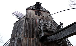 Mehrere blaue und gelbe Farbschmierereien auf der Bockwindmühle und dem Mühlstein des Bauernhausmuseums. Foto: Wolfgang Rudolf - Wolfgang Rudolf
