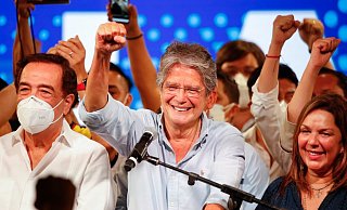 Geballte Faust: Guillermo Lasso nach der Stichwahl in seiner Wahlkampfzentrale. - Foto: Angel Dejesus/AP/dpa