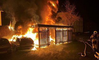 Die Flammen zerstörten das Carport und zwei Autos. - Feuerwehr Paderborn