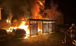 Das Carport an der Bleichstraße in Paderborn und mehrere Autos sind durch das Feuer zerstört worden. - Feuerwehr Paderborn