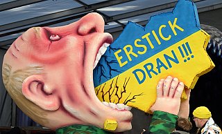 Der kurzfristig hinzugefügte Mottowagen beim Düsseldorfer Karneval. - picture alliance/dpa