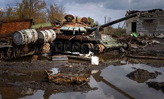 Zerstörte russische Panzer in der Nähe des kürzlich zurückeroberten Dorfes Kamjanka zu sehen. - Efrem Lukatsky/AP/dpa