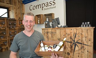 Tobias Stiller in den Geschäftsräumen an der Fürstenstraße in Kaunitz. Der 39-Jährige zeigt eine Auswahl der insgesamt 300 Produkte, die er und sein Partner Christian Graute mittlerweile anbieten. - Karin Prignitz