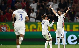 Karim Benzema (r) hat die Herzen der französischen Fans zurückerobert. - Robert Michael/dpa-Zentralbild/dpa