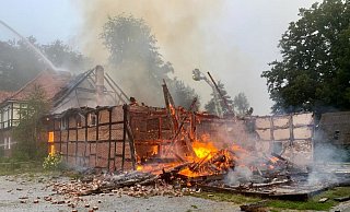Die Scheune auf dem Hof Furlkröger steht in Flammen, der Dachstuhl und mehrere Wände sind bereits eingestürzt. - Ralph Meyer