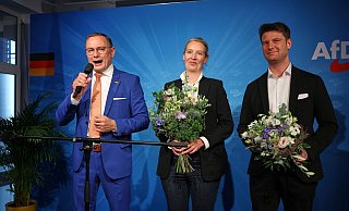 Die beiden AfD-Chefs Tino Chrupalla und Alice Weidel feiern das Ergebnis der Europawahl zusammen mit AfD-Kandidat René Aust in der AfD-Parteizentrale in Berlin. - Joerg Carstensen/dpa