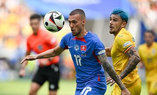 Sowohl die Slowakei um Lukas Haraslin (l) als auch Rumänien mit Andrei Ratiu erreichten das Achtelfinale. - Arne Dedert/dpa