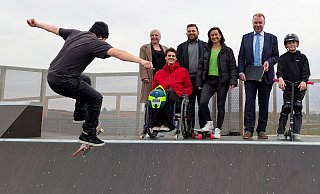 Im Beisein von Bürgermeister Ulrich Lange und Mitarbeitern der Stadtverwaltung wurde die neue Miniramp im Pracherfeld in Betrieb genommen. - Stadt Bad Lippspringe