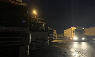 Zu wenige Lkw-Stellplätze an den Autobahnen im Kreis Paderborn. Hier der Parkplatz Hövelsenne in Hövelhof. - Jens Reddeker
