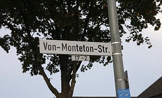 Ohne Erklärtafel: Das Straßenschild der Von-Monteton-Straße in Schloß Neuhaus besitzt allerdings noch einen Hinweis auf die Hausnummern. - Jochem Schulze