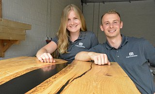 Das junge Start-up-Unternehmen von Dominik Becker und seine Freundin Tabea Düpree mit Namen BB-Tischwerk stellt massive Echtholz-Tischplatten in Kombination mit Epoxidharz her. - Karin Prignitz