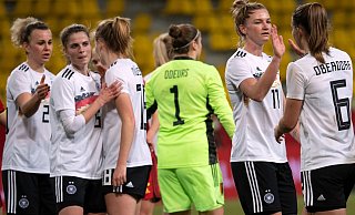 Deutschlands Spielerinnen klatschen sich nach dem 2:0-Sieg ab. - Foto: Federico Gambarini/dpa