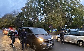 Immer wieder halten Eltern am Fahrbahnrand, um "nur mal eben ihre Kinder aussteigen zu lassen". Das aber sorgt für gefährliche Situationen im Straßenverkehr vor dem Schulzentrum Nord. - Nicole Sielermann