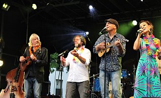Das zum Quartett erweiterte Acoustic Groove Duo aus Carsten Hormes (l.), Andy Lindner, Tony Kaltenberg und Tina Werzinger in passender Verkleidung zu ihrer Zugabe mit hawaiianischen Liedern. - Moritz Jülich
