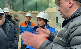 Fast zwei Drittel der Energieinfrastruktur der Ukraine seien mittlerweile zerstört, Strom und Wärme fehlten, sagte Baerbock bei ihrem Besuch - Jörg Blank/dpa