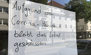 Der Zettel hängt hinter verschlossenen Türen im Restaurant an der Rennstraße. - Ingo Müntz