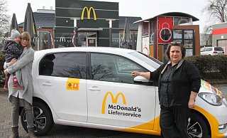 Franchise-Unternehmerin Julia Koschitzke (links, mit Tochter) und die stellvertretende Filialleiterin Renate Zvetanov freuen sich, den Kunden in Löhne und Bad Oeynhausen einen neuen Service anbieten zu können. - Sonja Töbing