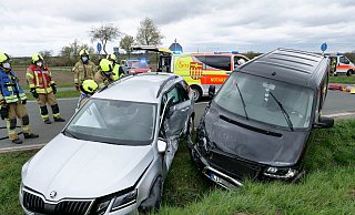 Bei einem missglückten Überholmanöver auf dem Kreuzweg rammte ein VW Bus einen abbiegenden Skoda. Dabei wurden alle drei Insassen verletzt, einer von ihnen schwer. - Ralph Meyer