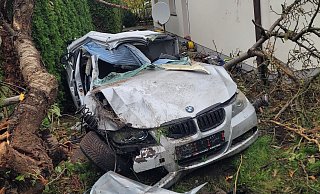 Das Fahrzeug wurde bei dem Unfall völlig zerstört und von der Polizei beschlagnahmt. - Freiwillige Feuerwehr Hille