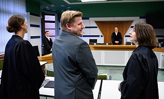 Vor dem Amtsgericht: El Hotzo und seine Anwältinnen - Bernd von Jutrczenka/dpa