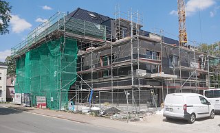 Voraussichtlich im Herbst wird der dreistöckige Gebäudekomplex auf dem Grundstück der ehemaligen Gaststätte Oberließ an der Detmolder Straße fertig gestellt sein. - Klaus Karenfeld