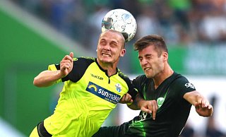 Pech im Abschluss: SCP-Stürmer Sven Michel (l.), hier gegen VfL-Verteidiger Robin Knoche, hatte nach der Pause drei dicke Torchancen. - Getty Images