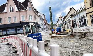 August-Bebel-Straße: Links neben der Absperrung ist der Fußweg zu sehen. So sieht er auf beiden Straßenseiten derzeit aus. Für viele  Menschen, die nicht gut zufuß sind, ein schwieriges Hindernis. - Barbara Franke