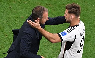 Bundestrainer Hansi Flick bedankt sich bei Niclas Füllkrug. - Robert Michael/dpa