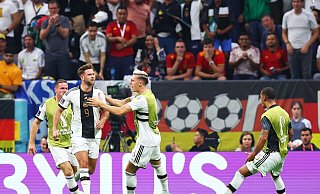 Die Mitspieler schwärmten von Niklas Füllkrug (2.v.l). - Tom Weller/dpa